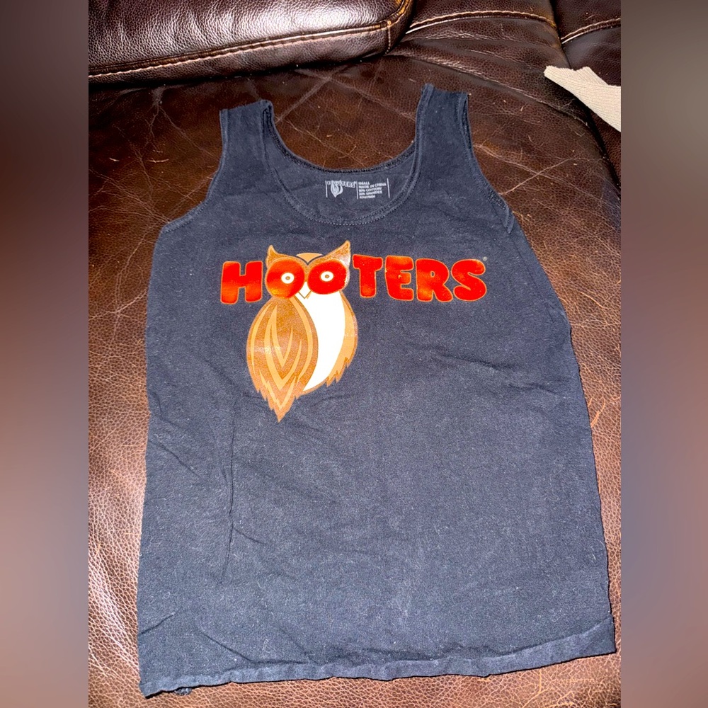 Hooters tank top